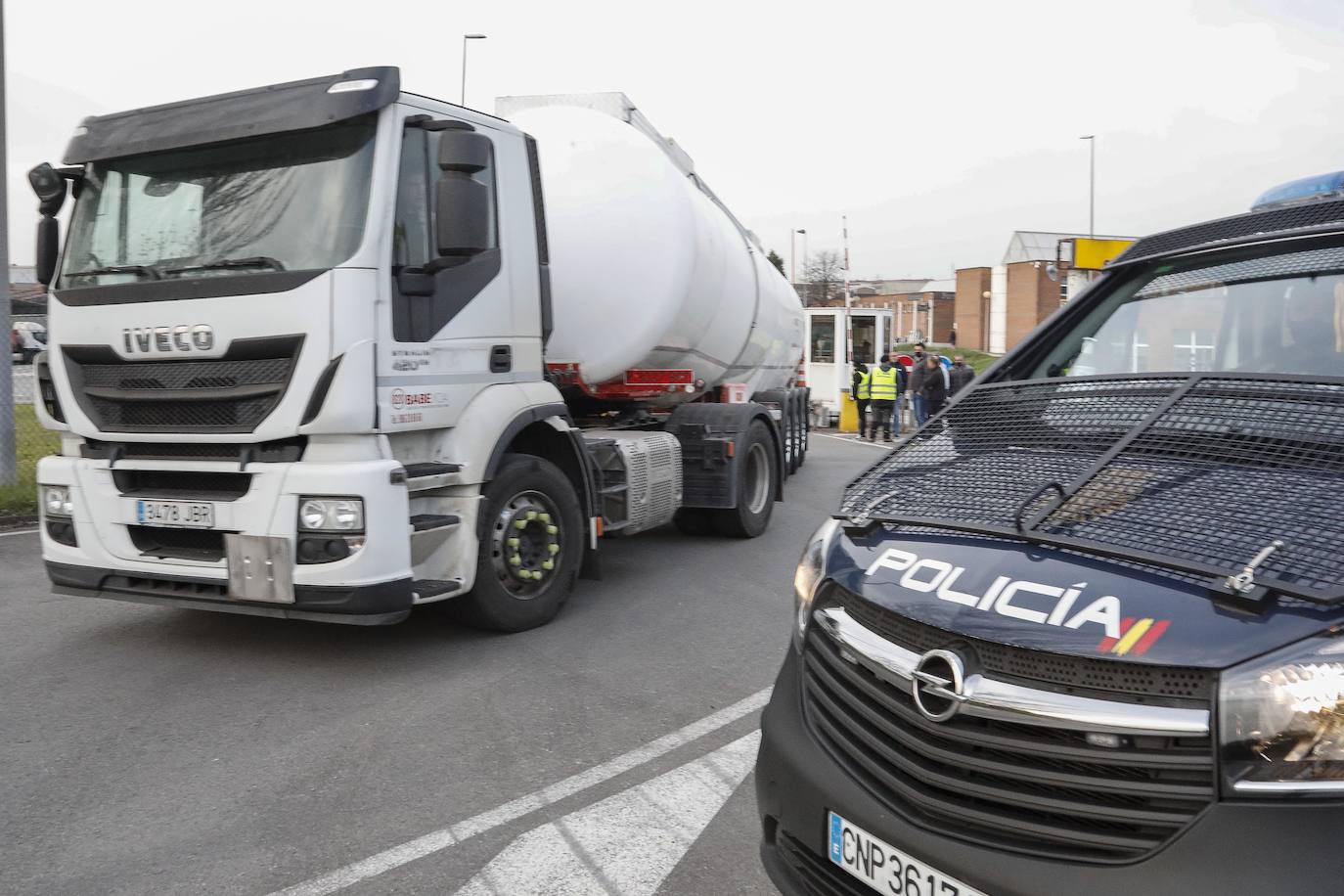 Los huelguistas mantendrán sus movilizaciones hasta que el Gobierno no prohíba por ley trabajar por debajo de los costes. La mayor parte del metal asturiano parará esta semana ante la incapacidad para conseguir materias primas.