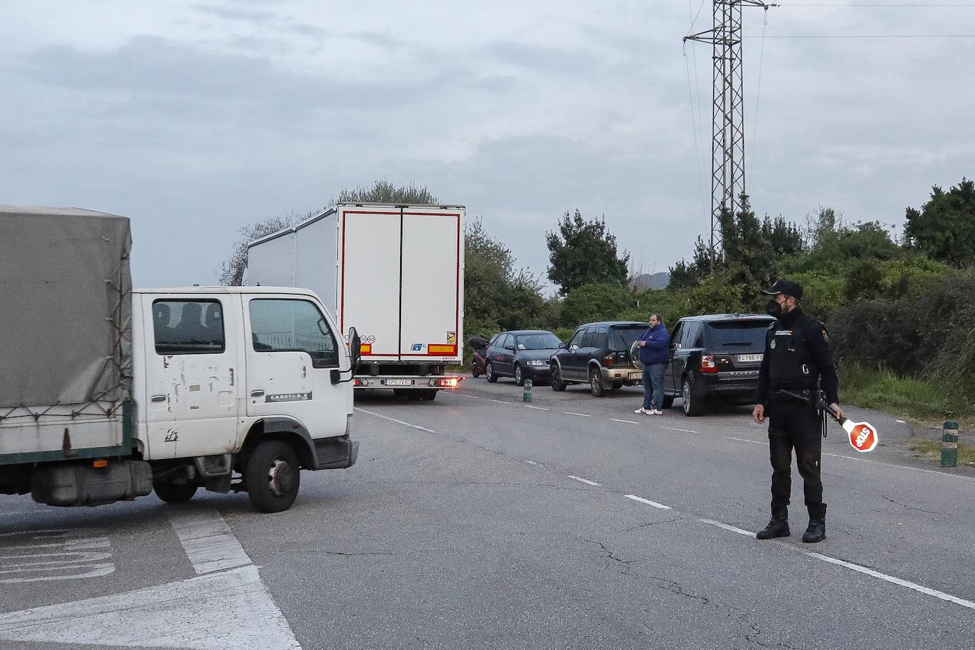 Los huelguistas mantendrán sus movilizaciones hasta que el Gobierno no prohíba por ley trabajar por debajo de los costes. La mayor parte del metal asturiano parará esta semana ante la incapacidad para conseguir materias primas.