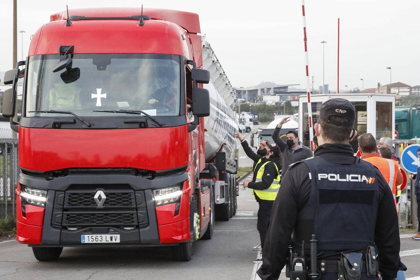 Los huelguistas mantendrán sus movilizaciones hasta que el Gobierno no prohíba por ley trabajar por debajo de los costes. La mayor parte del metal asturiano parará esta semana ante la incapacidad para conseguir materias primas.