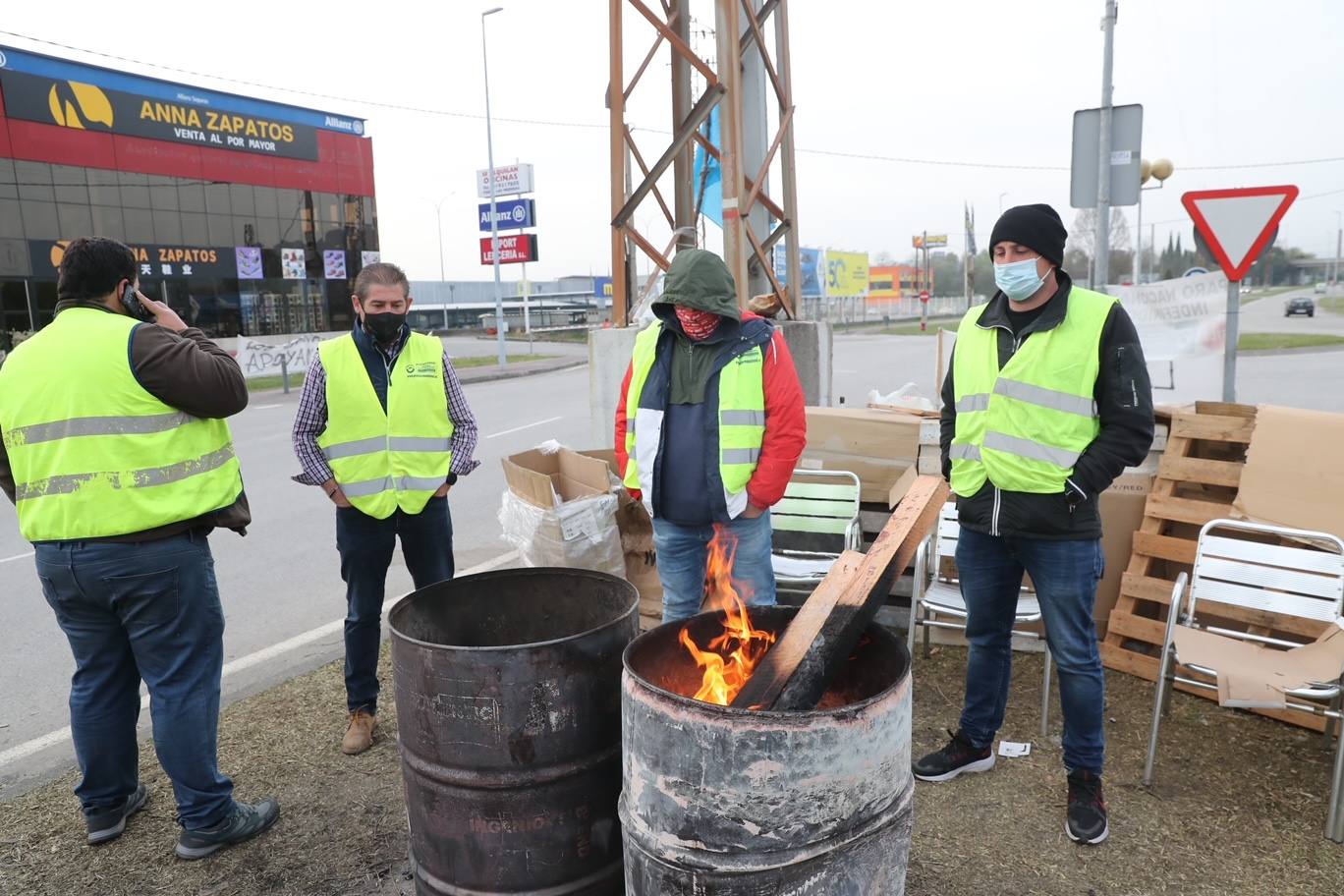 Los huelguistas mantendrán sus movilizaciones hasta que el Gobierno no prohíba por ley trabajar por debajo de los costes. La mayor parte del metal asturiano parará esta semana ante la incapacidad para conseguir materias primas.