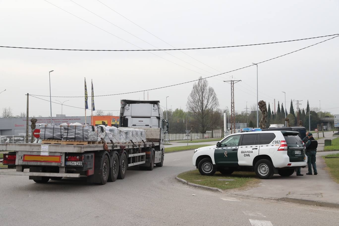 Los huelguistas mantendrán sus movilizaciones hasta que el Gobierno no prohíba por ley trabajar por debajo de los costes. La mayor parte del metal asturiano parará esta semana ante la incapacidad para conseguir materias primas.