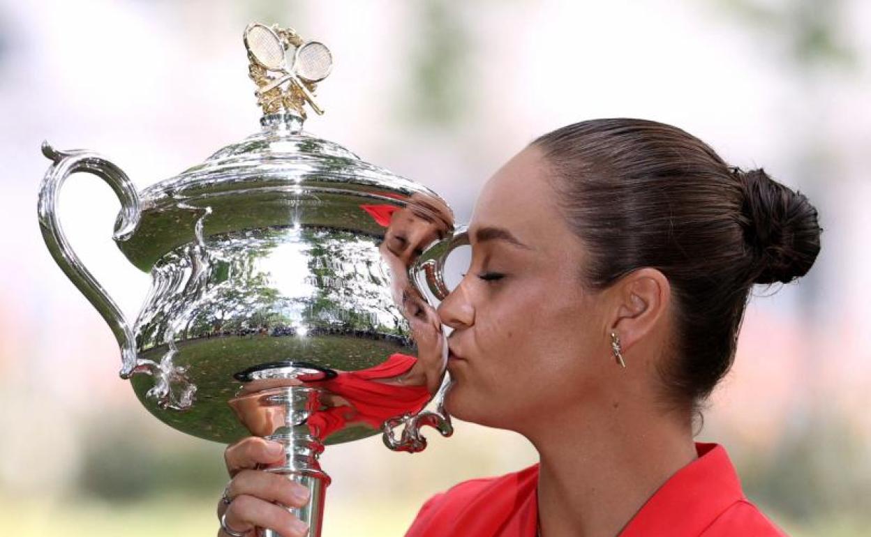 Ashleigh Barty besa su trofeo tras ganar el Open de Australia. 