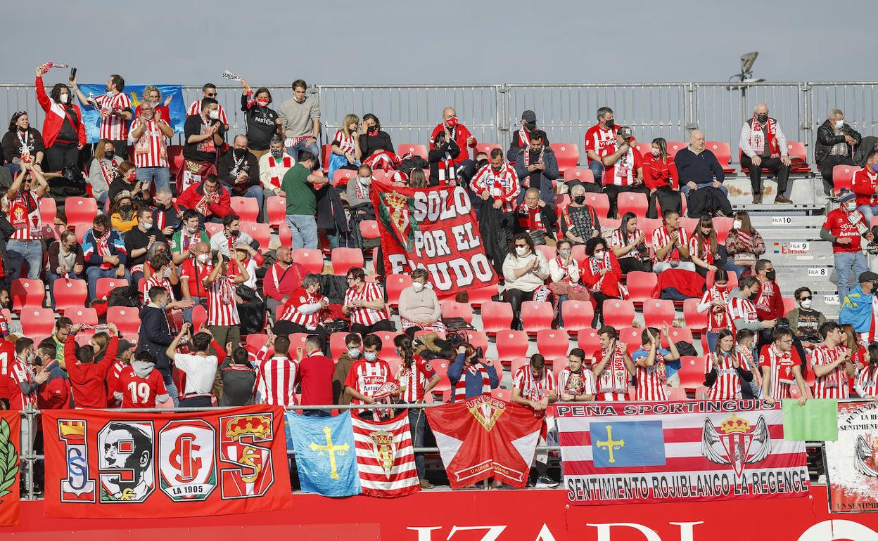 Aficionados del Sporting en las gradas de en Anduva en el partido de Liga de Segunda División entre el Mirandés y el Sporting, en el pasado mes de febrero 