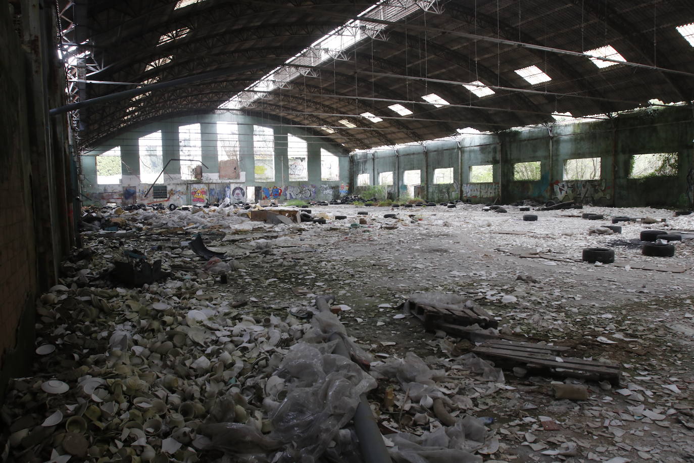 108 años de actividad. Los que fueron desde 1901 a 2009. Años donde la actividad de la Fábrica de Loza de San Claudio le valió, incluso, su reconocimiento como primer Bien de Interés Cultural de carácter industrial declarado en Asturias. La prosperidad dio paso al declive. Tras él llegó el cierre y un estado de abandono que ha convertido la zona en un foco de insalubridad e incidentes continuos.