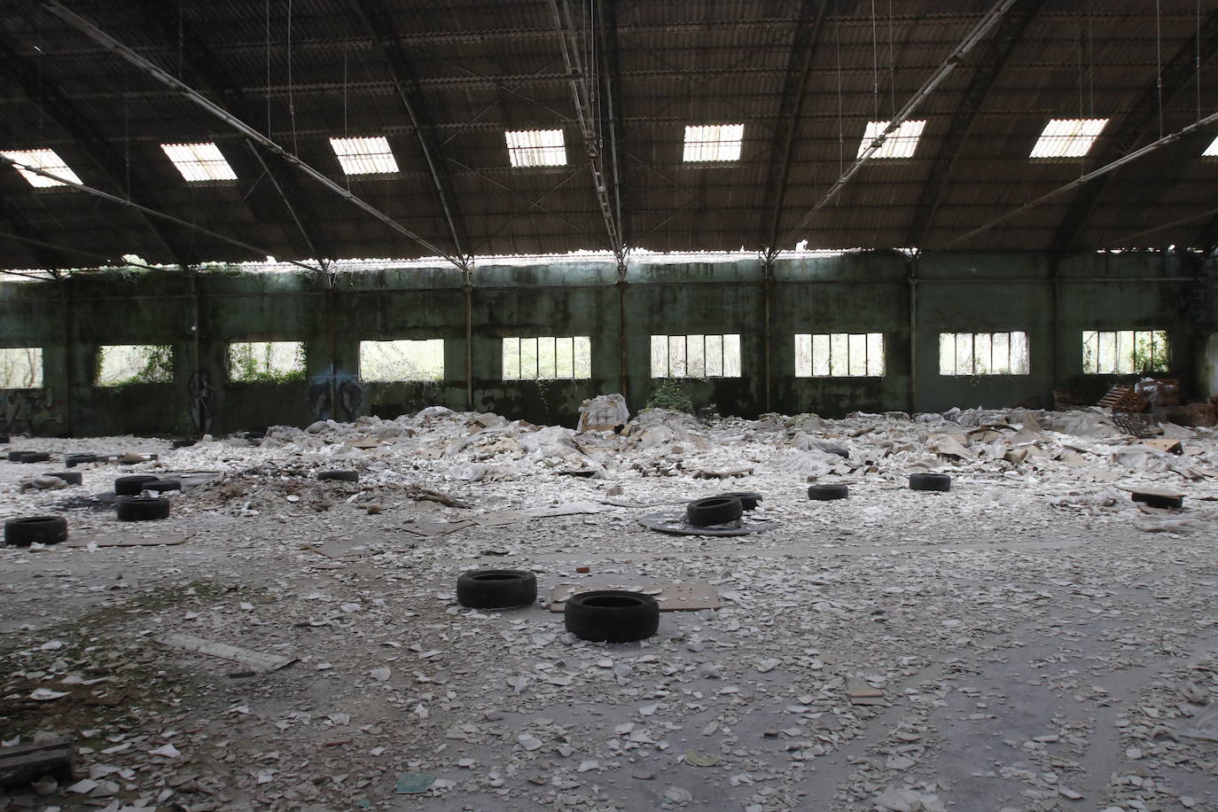 108 años de actividad. Los que fueron desde 1901 a 2009. Años donde la actividad de la Fábrica de Loza de San Claudio le valió, incluso, su reconocimiento como primer Bien de Interés Cultural de carácter industrial declarado en Asturias. La prosperidad dio paso al declive. Tras él llegó el cierre y un estado de abandono que ha convertido la zona en un foco de insalubridad e incidentes continuos.