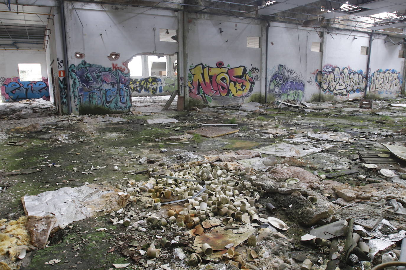 108 años de actividad. Los que fueron desde 1901 a 2009. Años donde la actividad de la Fábrica de Loza de San Claudio le valió, incluso, su reconocimiento como primer Bien de Interés Cultural de carácter industrial declarado en Asturias. La prosperidad dio paso al declive. Tras él llegó el cierre y un estado de abandono que ha convertido la zona en un foco de insalubridad e incidentes continuos.