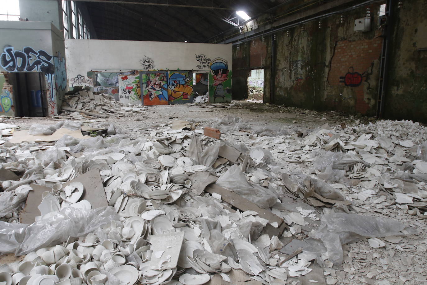 108 años de actividad. Los que fueron desde 1901 a 2009. Años donde la actividad de la Fábrica de Loza de San Claudio le valió, incluso, su reconocimiento como primer Bien de Interés Cultural de carácter industrial declarado en Asturias. La prosperidad dio paso al declive. Tras él llegó el cierre y un estado de abandono que ha convertido la zona en un foco de insalubridad e incidentes continuos.