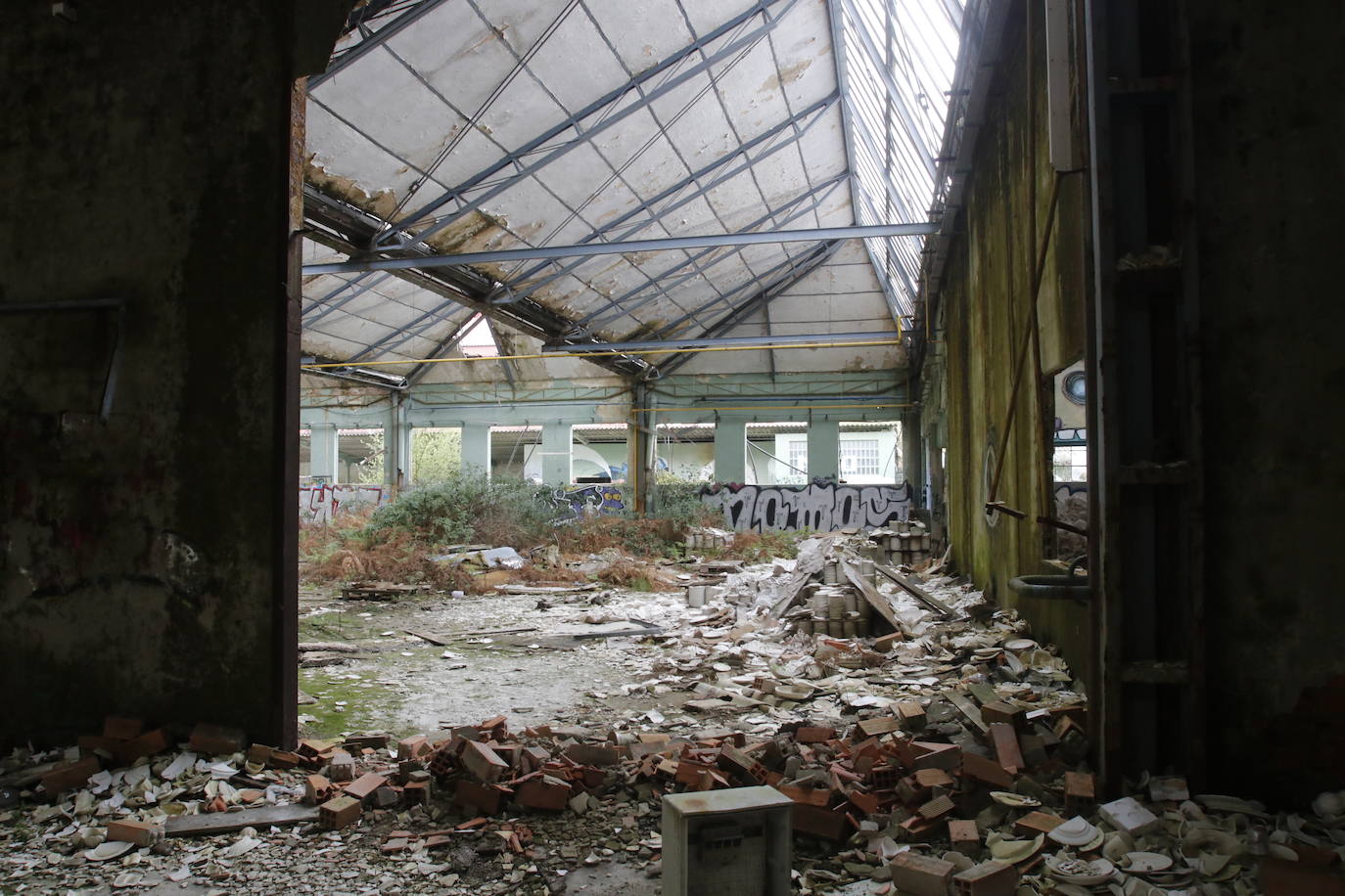 108 años de actividad. Los que fueron desde 1901 a 2009. Años donde la actividad de la Fábrica de Loza de San Claudio le valió, incluso, su reconocimiento como primer Bien de Interés Cultural de carácter industrial declarado en Asturias. La prosperidad dio paso al declive. Tras él llegó el cierre y un estado de abandono que ha convertido la zona en un foco de insalubridad e incidentes continuos.