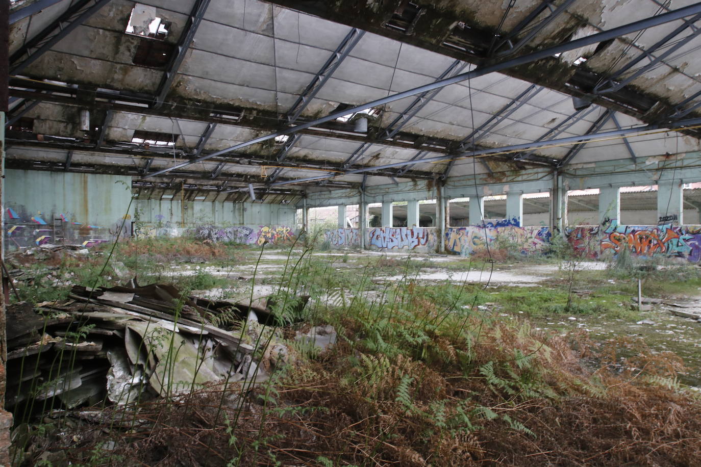 108 años de actividad. Los que fueron desde 1901 a 2009. Años donde la actividad de la Fábrica de Loza de San Claudio le valió, incluso, su reconocimiento como primer Bien de Interés Cultural de carácter industrial declarado en Asturias. La prosperidad dio paso al declive. Tras él llegó el cierre y un estado de abandono que ha convertido la zona en un foco de insalubridad e incidentes continuos.