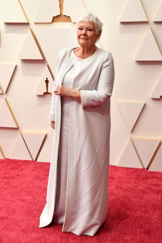 Judi Dench apuesta todo al blanco.