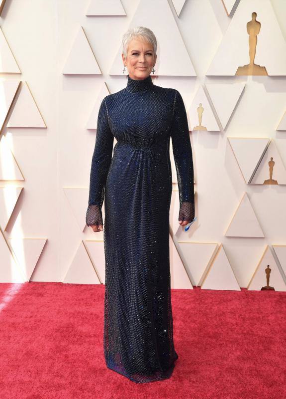 Jamie Lee Curtis posó en la alfombra roja con un vestido tornasolado.