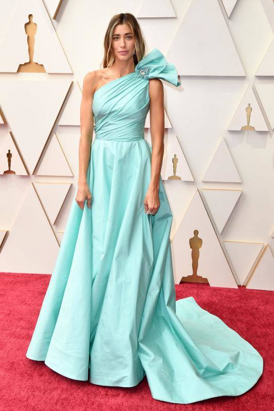 Jessica Serfaty tira por lo asimétrico el llamativo celeste.