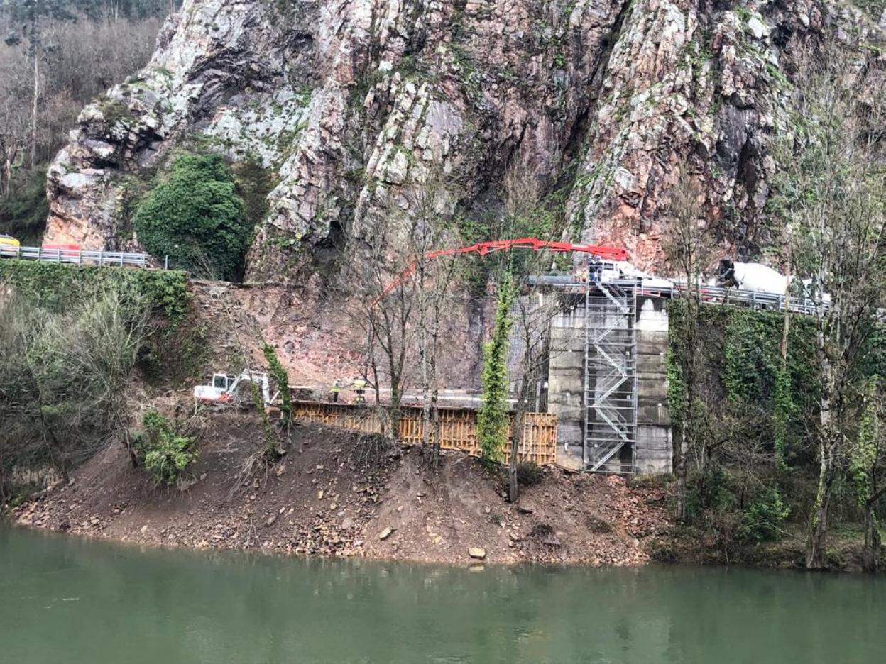 Los trabajos de reconstrucción de la carretera llevan en marcha desde el pasado mes de diciembre. 