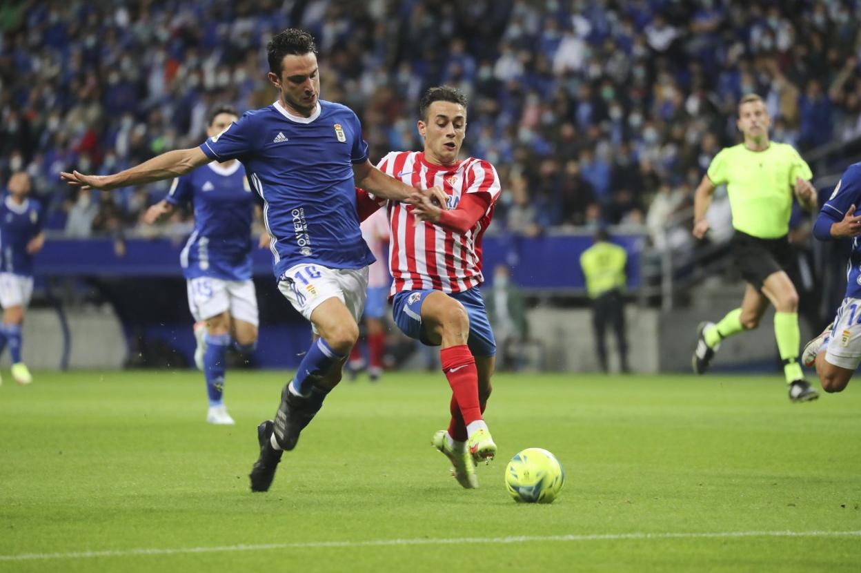 Borja Sánchez y Pedro Díaz, en el derbi de la primera vuelta. 