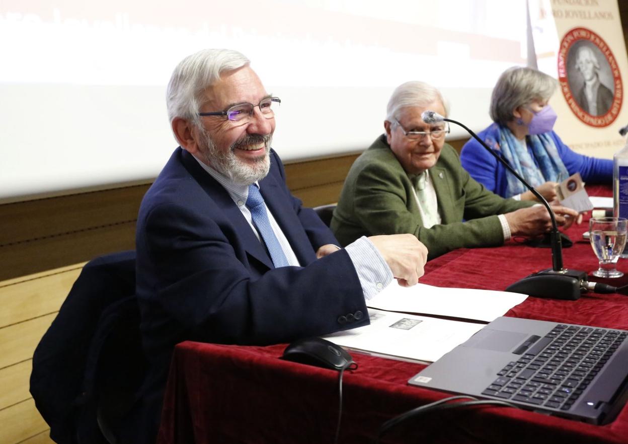 Carlos Alvar, Ignacio García-Arango y Lioba Simon Schumacher, en la conferencia sobre modales en la mesa. 