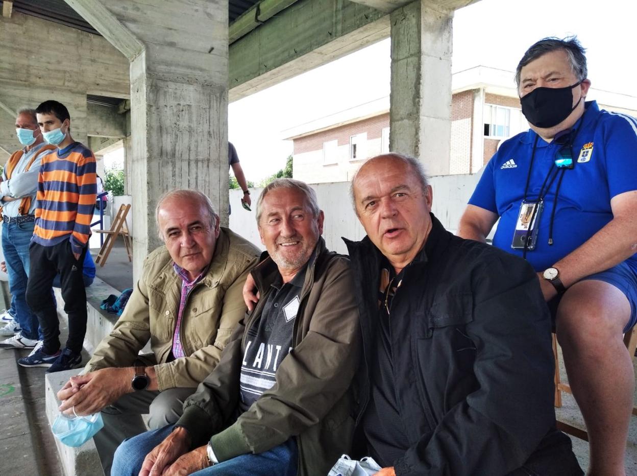 Luis del Fueyo, primero por la izquierda, el hincha del Oviedo que sufrió tres infartos al final del partido. 