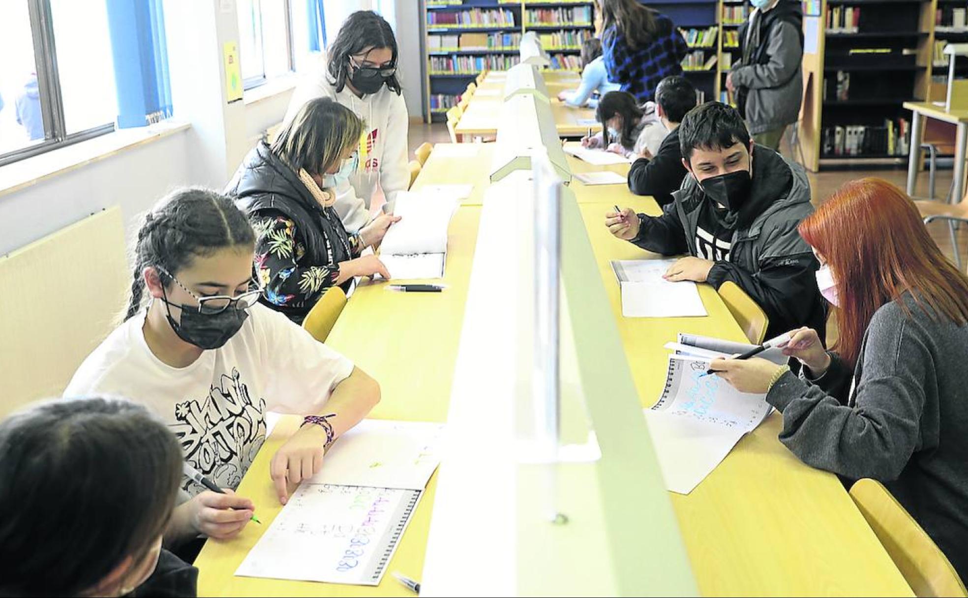 Varios alumnos del IES Llanera participan en el curso de caligrafía organizado por la Semana Cultural.