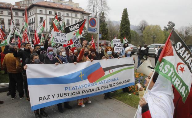 Concentración de la Plataforma Asturiana 'Paz y Justicia para el Pueblo Saharaui' frente a la Delegación de Gobierno.