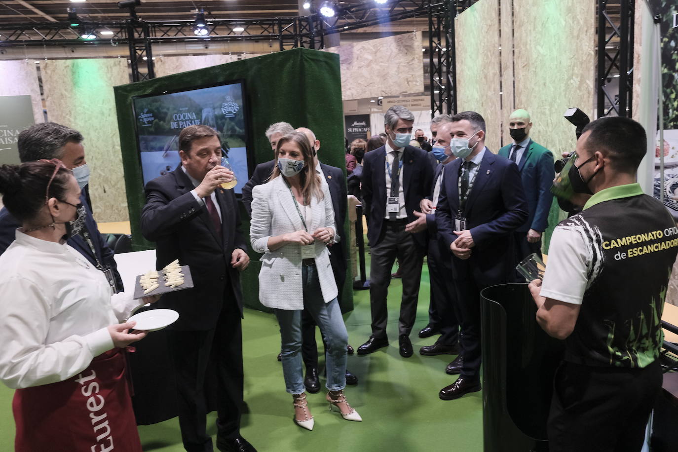 El ministro Luis Planas bebe sidra rodeado de responsables de Vocento, del consejero Alejandro Calvo y la viceconsejera Graciela Blanco 