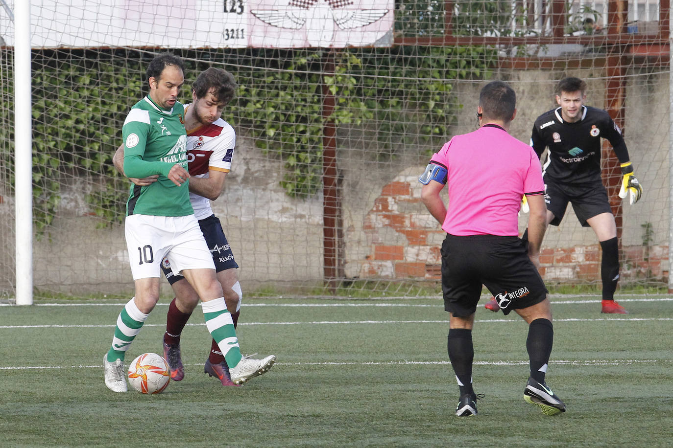 El Gijón Industrial encajó una derrota este miércoles en Santa Cruz ante el Llanes por 1-3 , uno de los equipos de la zona alta de la tabla de Tercera División. Los gijoneses están metidos en la zona de descenso.