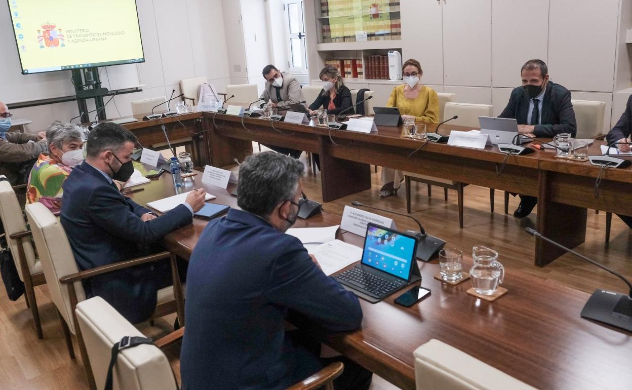 La alcaldesa Ana González, el viceconsejero Jorge García y el consejero Alejandro Calvo, durante la reunión con el secretario general de Infraestructuras, Xavier Flores, y responsables de Adif, en Madrid. 