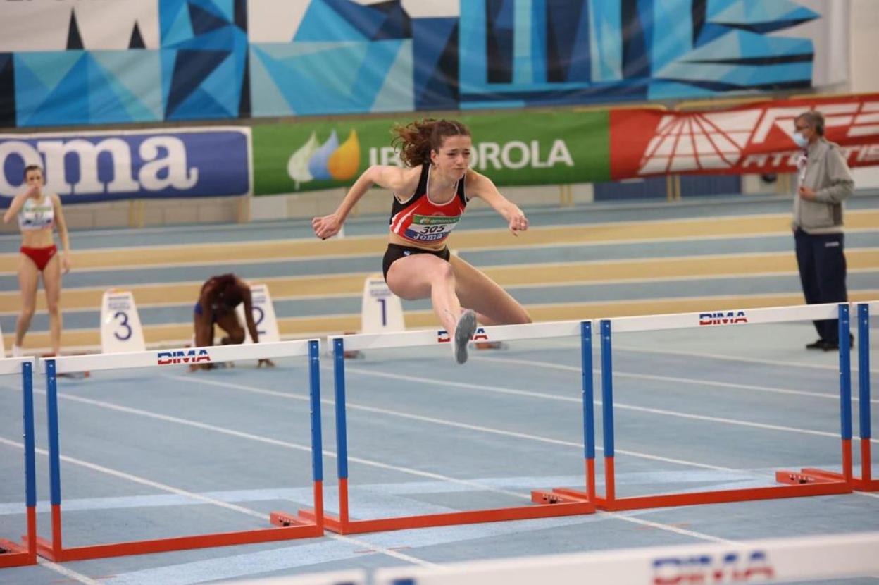 Paula González en una carrera de vallas. 