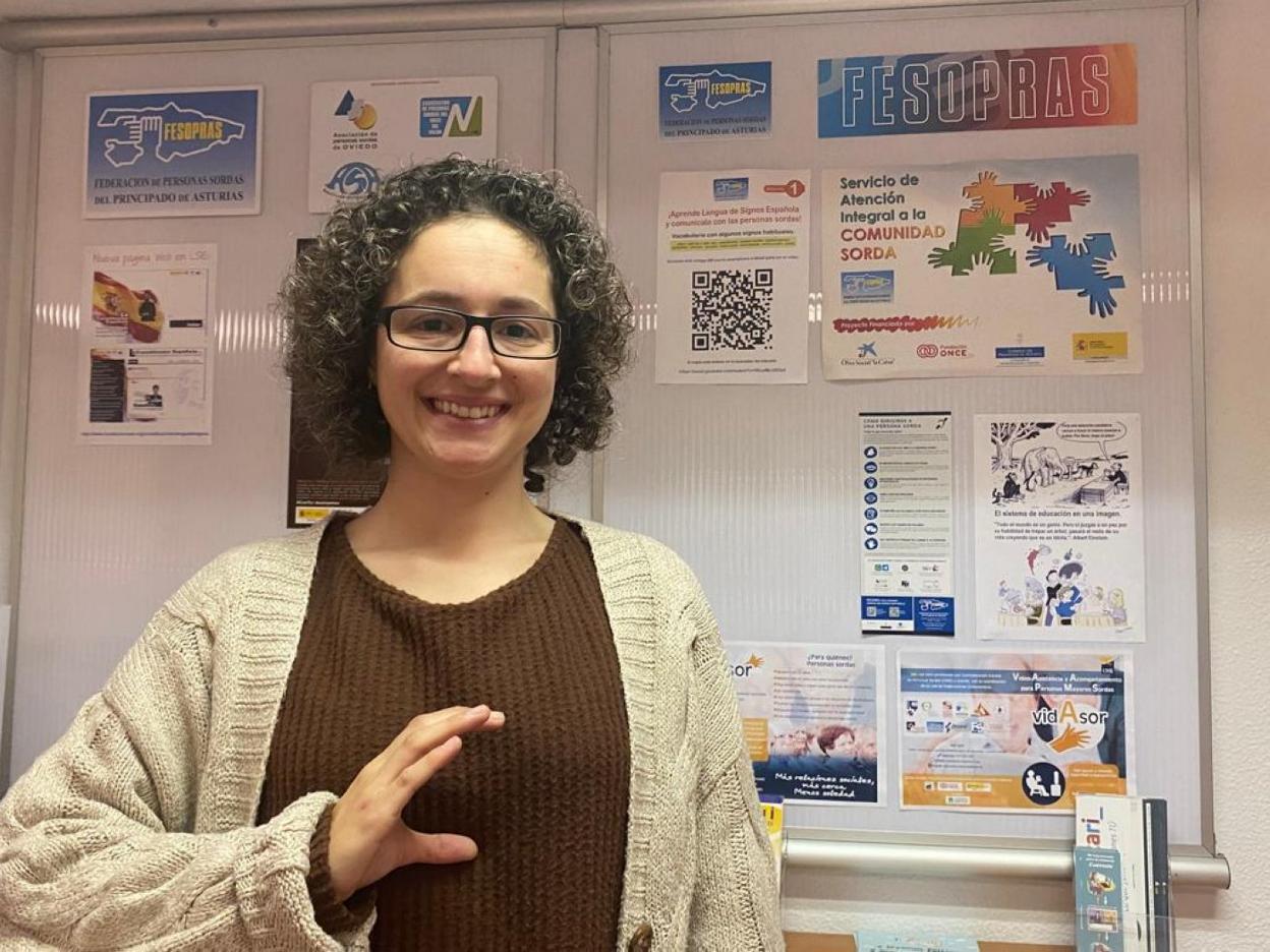 Paula Fernández hace el signo de Coda, las siglas de Children of Deal Adults (Hijos de adultos sordos). 