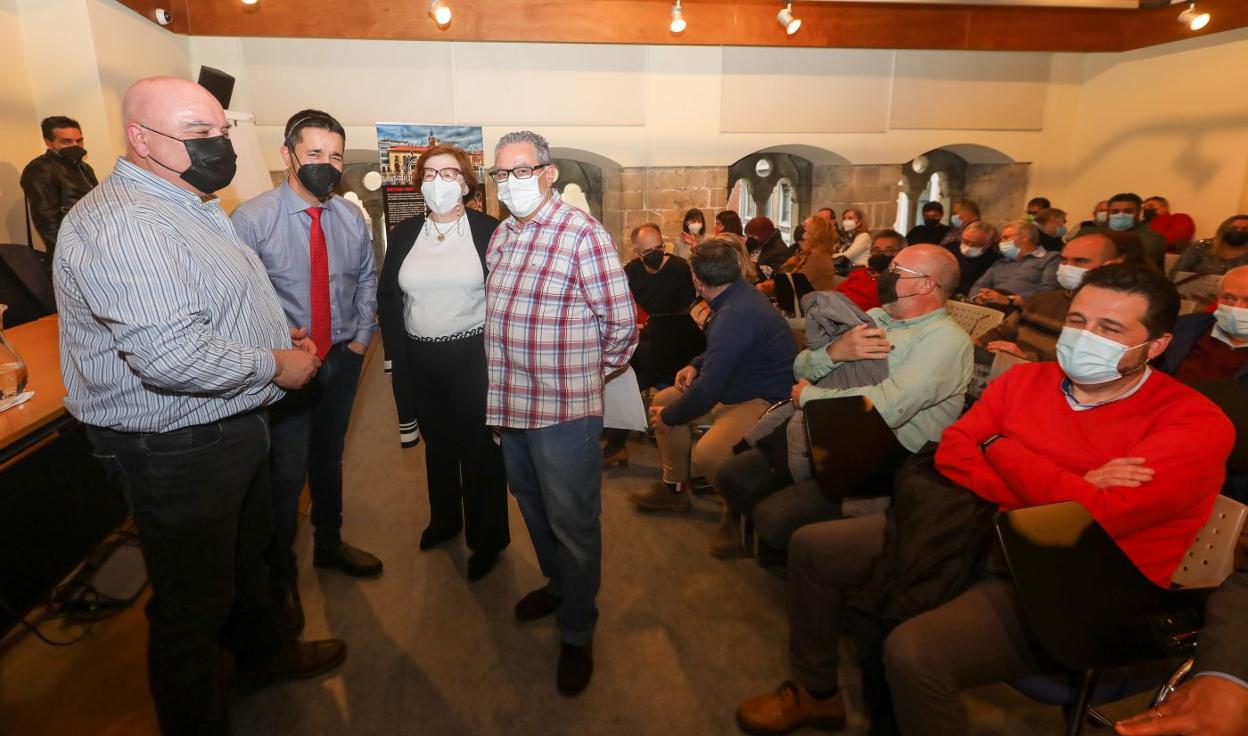 Iñaki Malda, Ignacio González Baquet, Pilar Rodríguez y Pablo Castañón antes del inicio de la charla. 