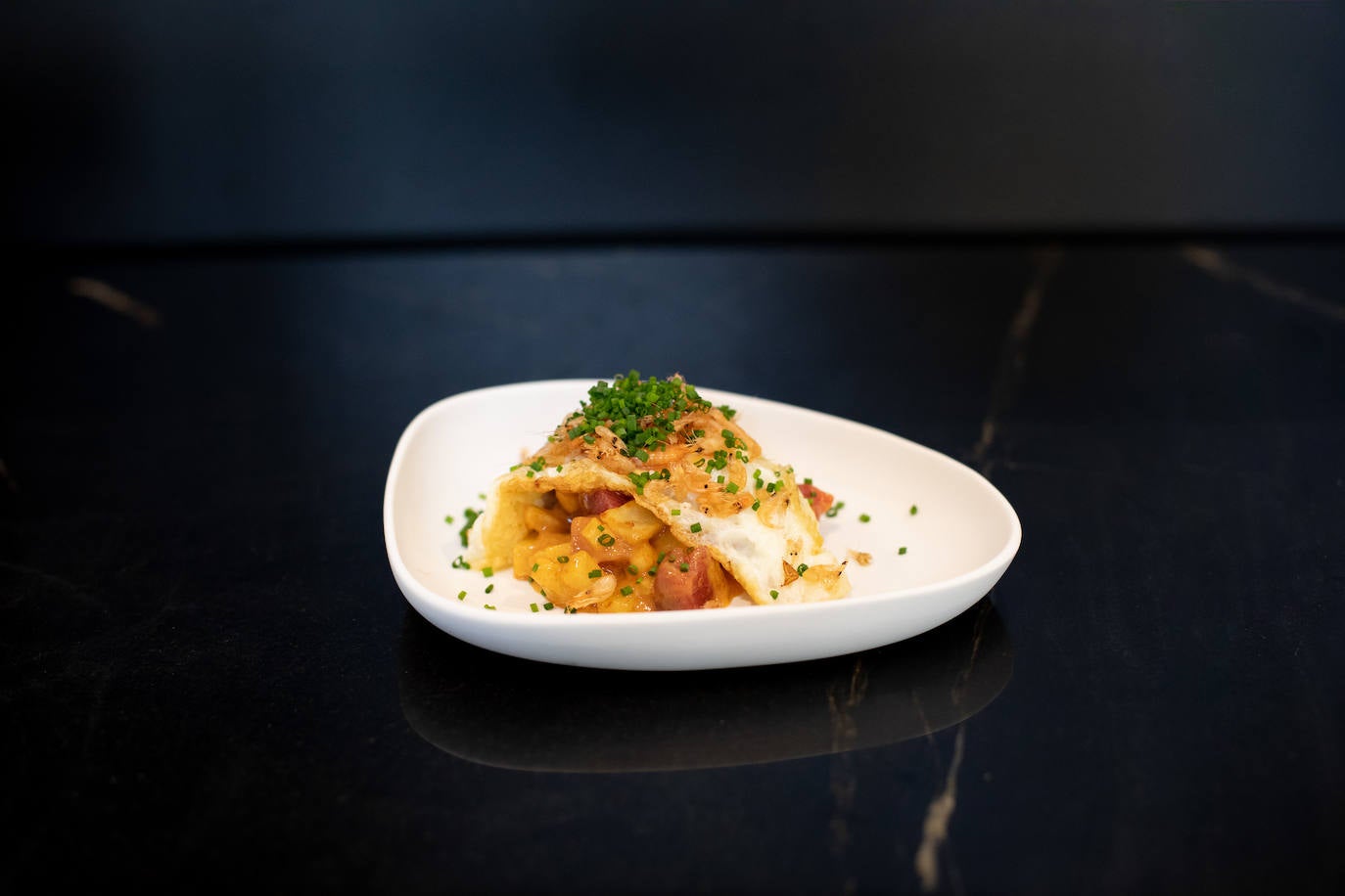 Plato de tartar de atún, patatas y huevo frito