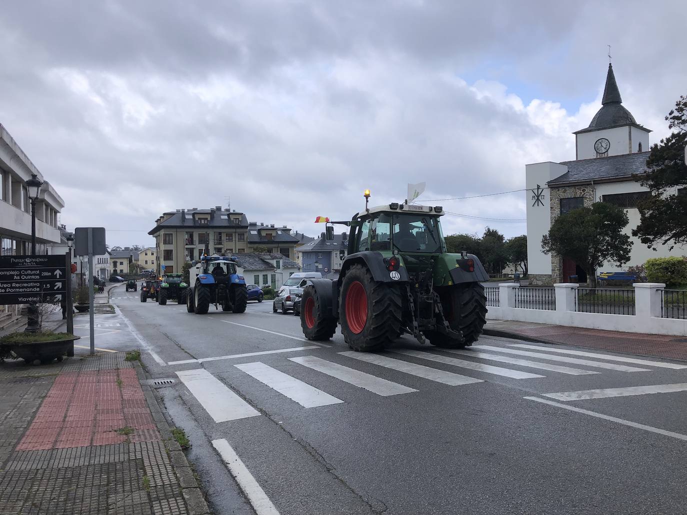 Los ganaderos del Noroccidente han marchado este miércoles con sus tractores para clamar contra la subida de los costes. «Si esto sigue así cerrarán muchas ganaderías», han advertido. 