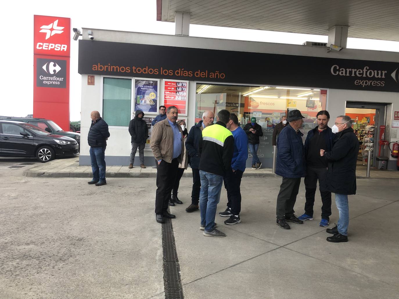 Los ganaderos del Noroccidente han marchado este miércoles con sus tractores para clamar contra la subida de los costes. «Si esto sigue así cerrarán muchas ganaderías», han advertido. 