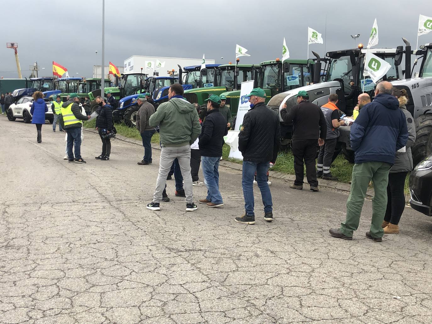 Los ganaderos del Noroccidente han marchado este miércoles con sus tractores para clamar contra la subida de los costes. «Si esto sigue así cerrarán muchas ganaderías», han advertido. 