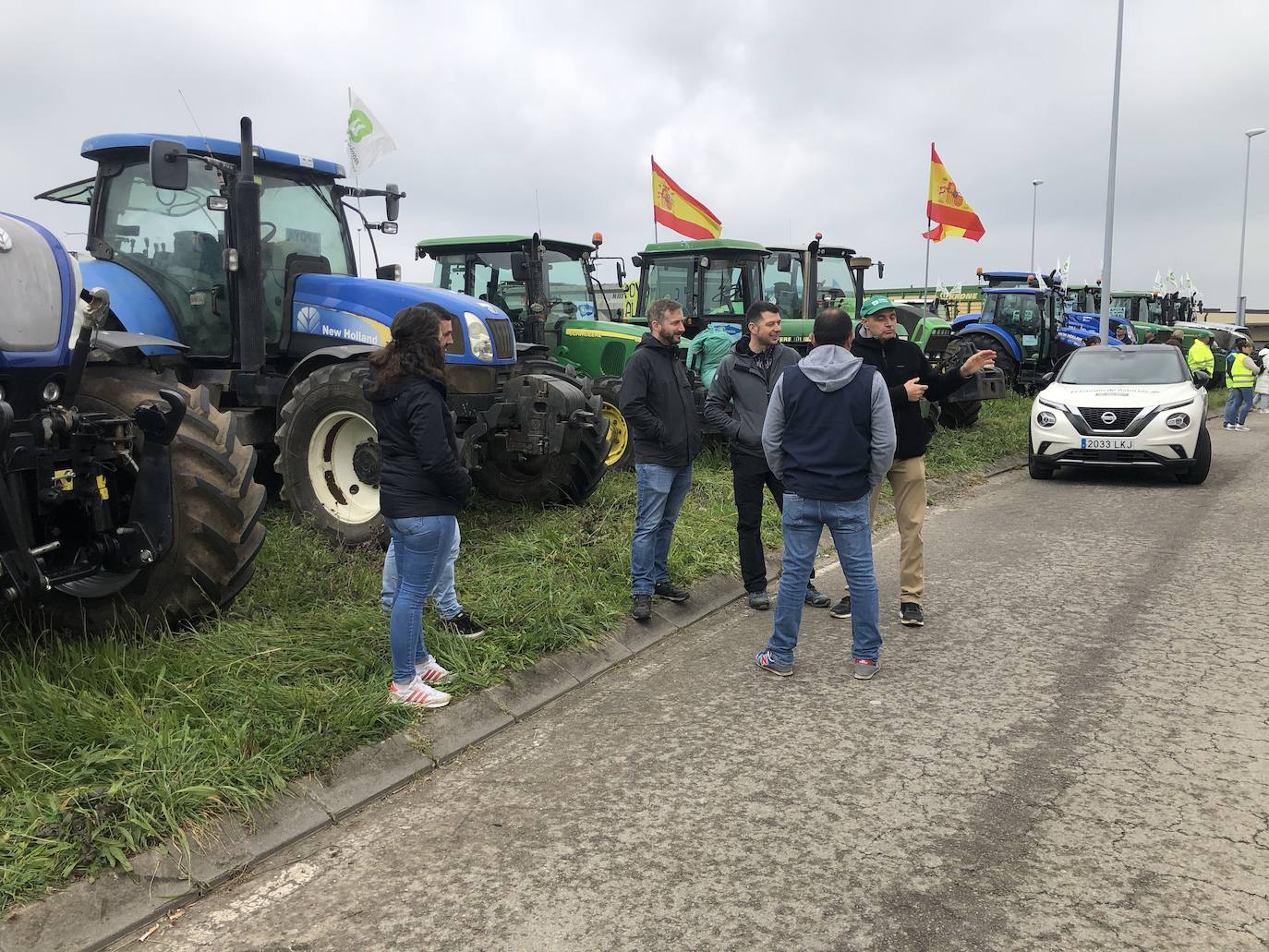 Los ganaderos del Noroccidente han marchado este miércoles con sus tractores para clamar contra la subida de los costes. «Si esto sigue así cerrarán muchas ganaderías», han advertido. 