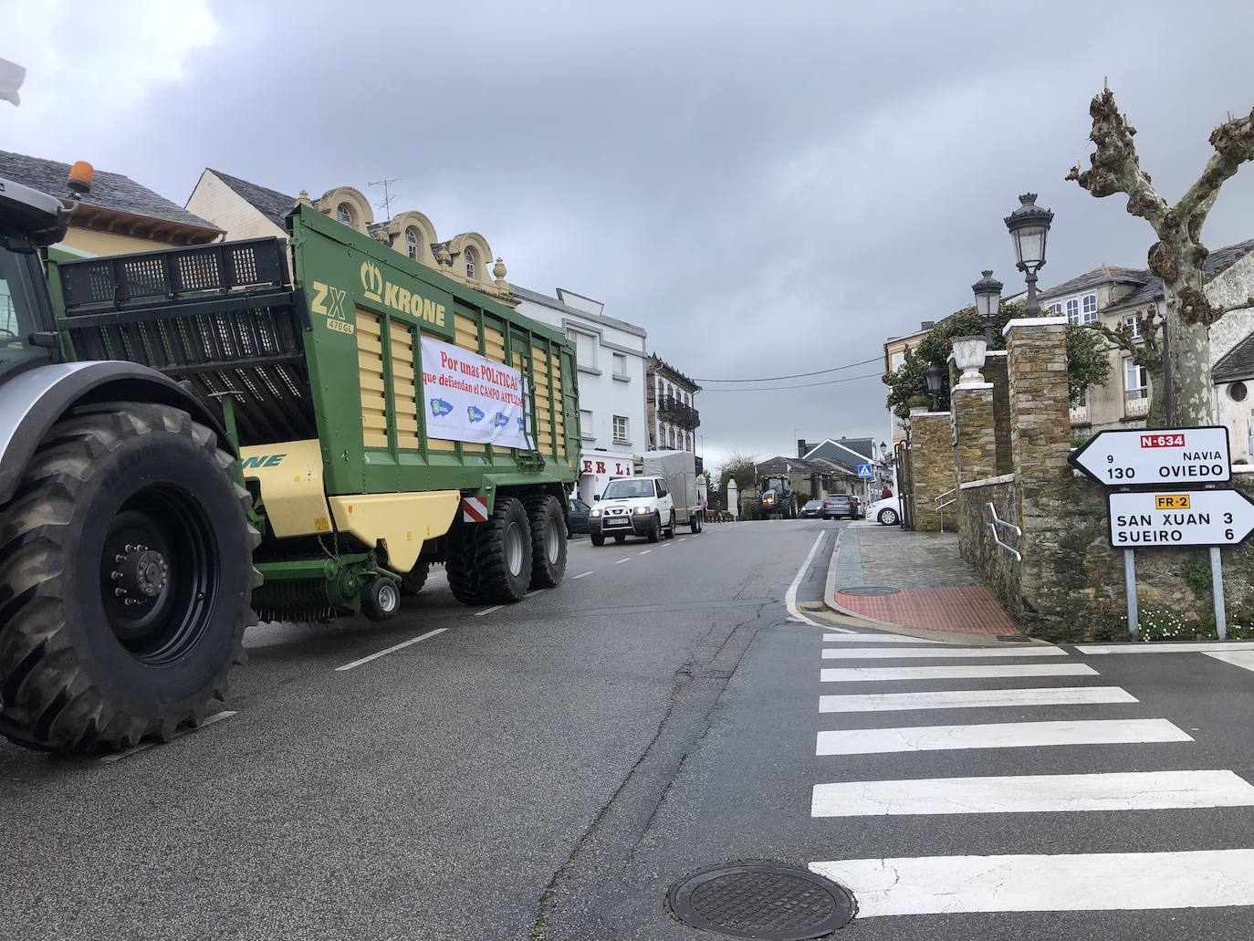 Los ganaderos del Noroccidente han marchado este miércoles con sus tractores para clamar contra la subida de los costes. «Si esto sigue así cerrarán muchas ganaderías», han advertido. 