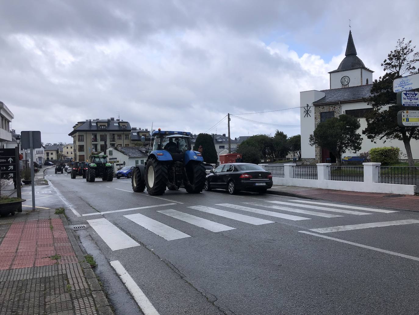 Los ganaderos del Noroccidente han marchado este miércoles con sus tractores para clamar contra la subida de los costes. «Si esto sigue así cerrarán muchas ganaderías», han advertido. 