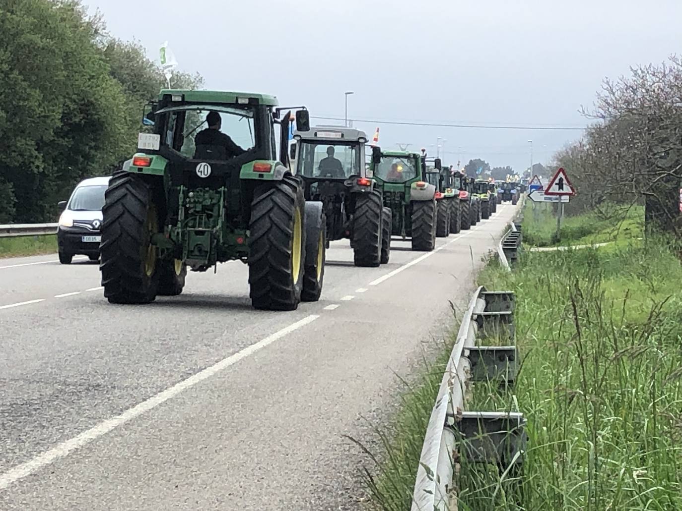 Los ganaderos del Noroccidente han marchado este miércoles con sus tractores para clamar contra la subida de los costes. «Si esto sigue así cerrarán muchas ganaderías», han advertido. 