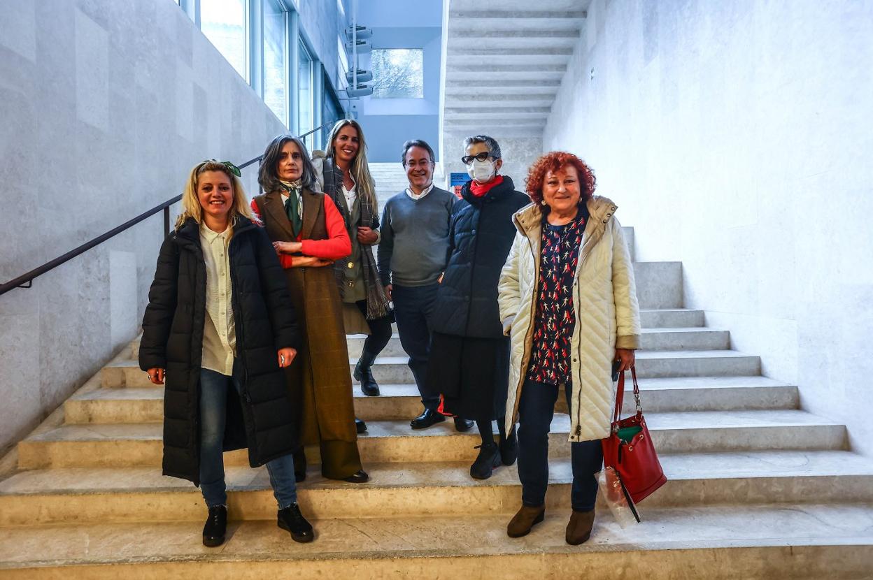 Marta Fermín, Guillermina Caicoya, Diana Llamazares, Luis Feás, Laura Gutiérrez y Consuelo Vallina, ayer, durante la presentación de la alianza del arte contemporáneo en el Museo Arqueológico. 