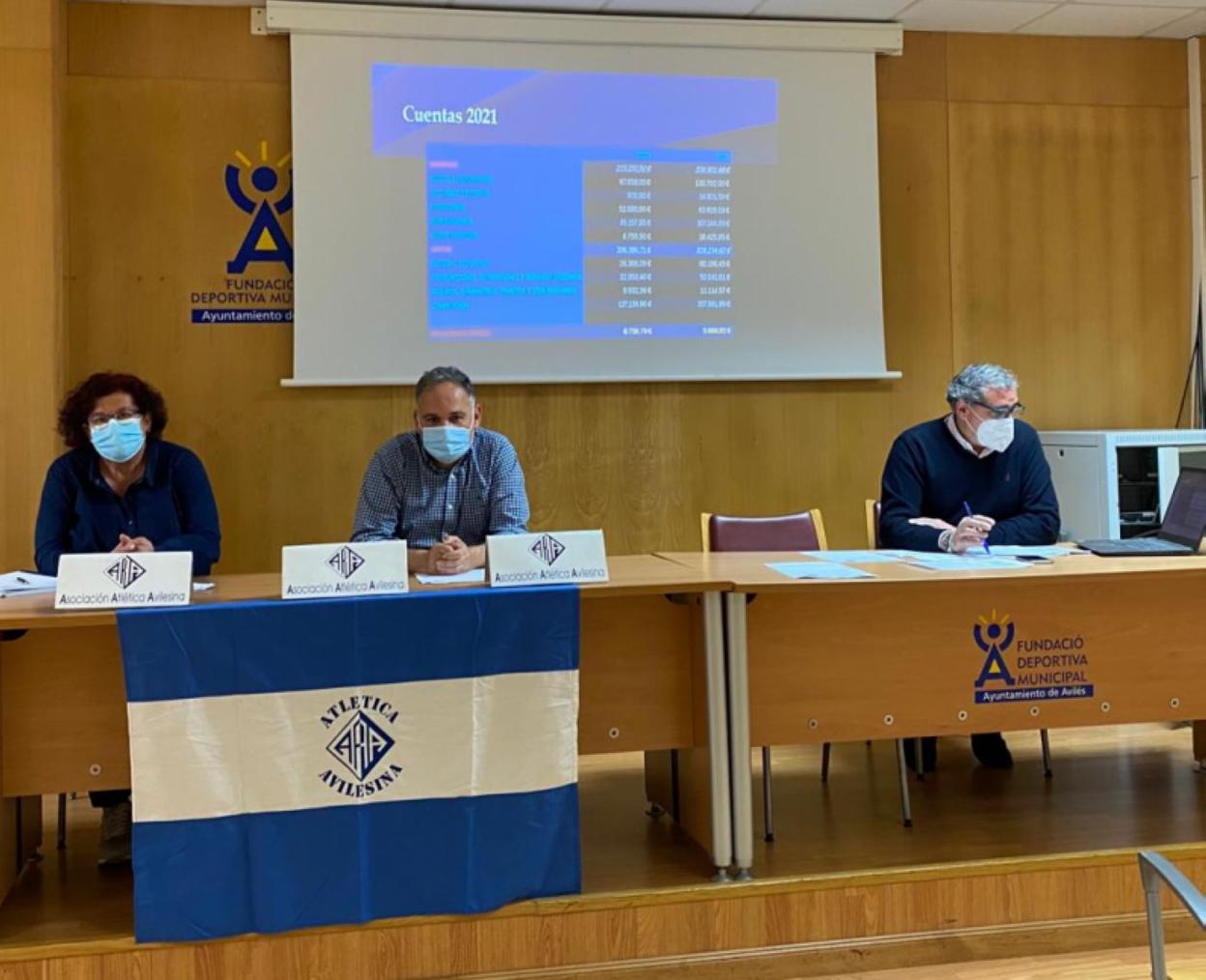 Onelia González, Gerardo González y Rubén de la Roz en un momento de la asamblea. 