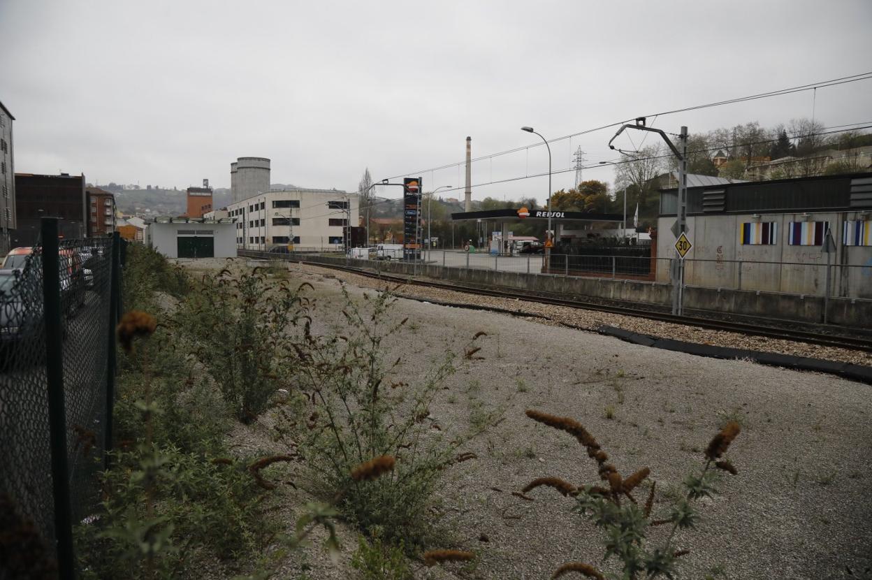 Las obras del soterramiento, que llevan cinco años paralizadas, a la altura de Langreo Centro. 