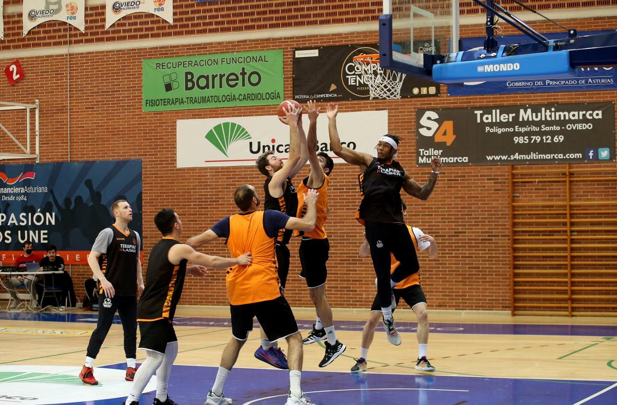 Sean Mcdonnell entra a canasta ante el intento de tapón de Alexis Bartolomé y Mathieu Kamba. 