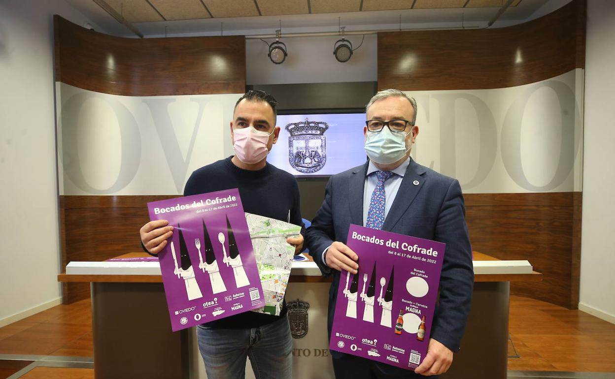 David González Codón y Alfredo García Quintana durante la presentación de los Bocados del Cofrade. 