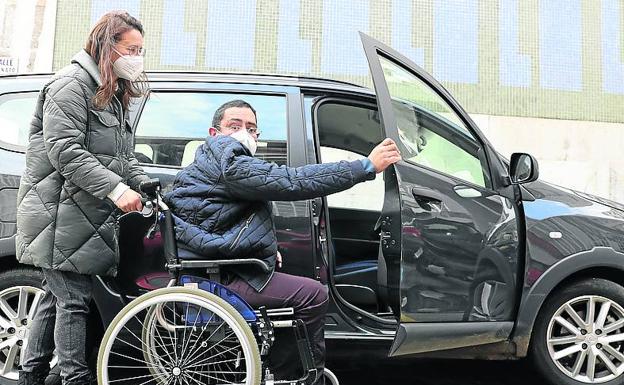 Imagen principal - Eduardo Corona y su mujer, Natalia, en la zona centro. Abajo, Tomás Rubio.