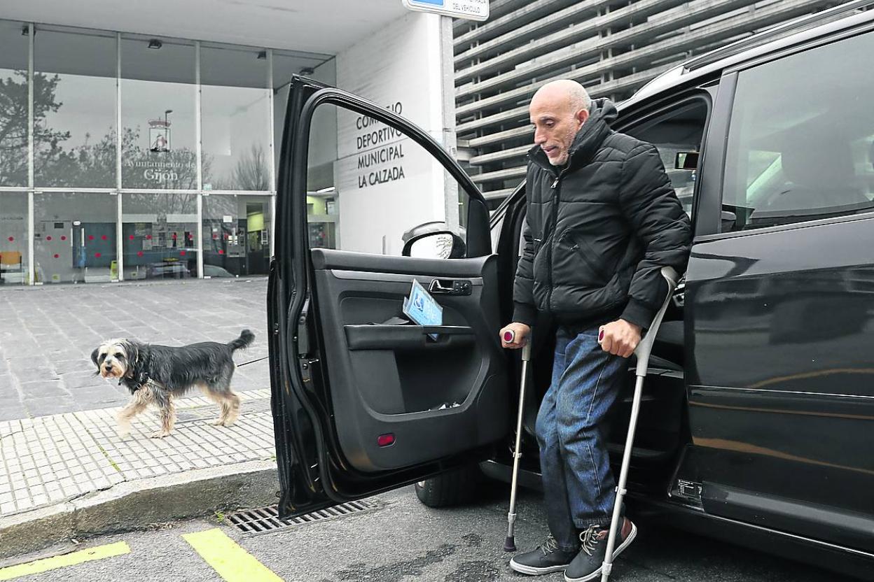 TAhmed Abounaim desciende de su coche, aparcado en una plaza reservada para discapacitados.. 