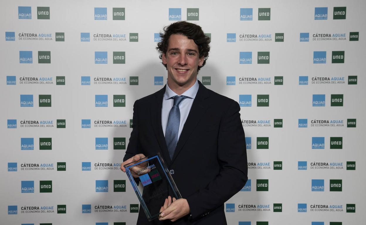 El ingeniero asturiano Guillermo Domínguez, premio al Mejor Trabajo de Fin de Grado por la Cátedra Aquae de Economía del Agua.