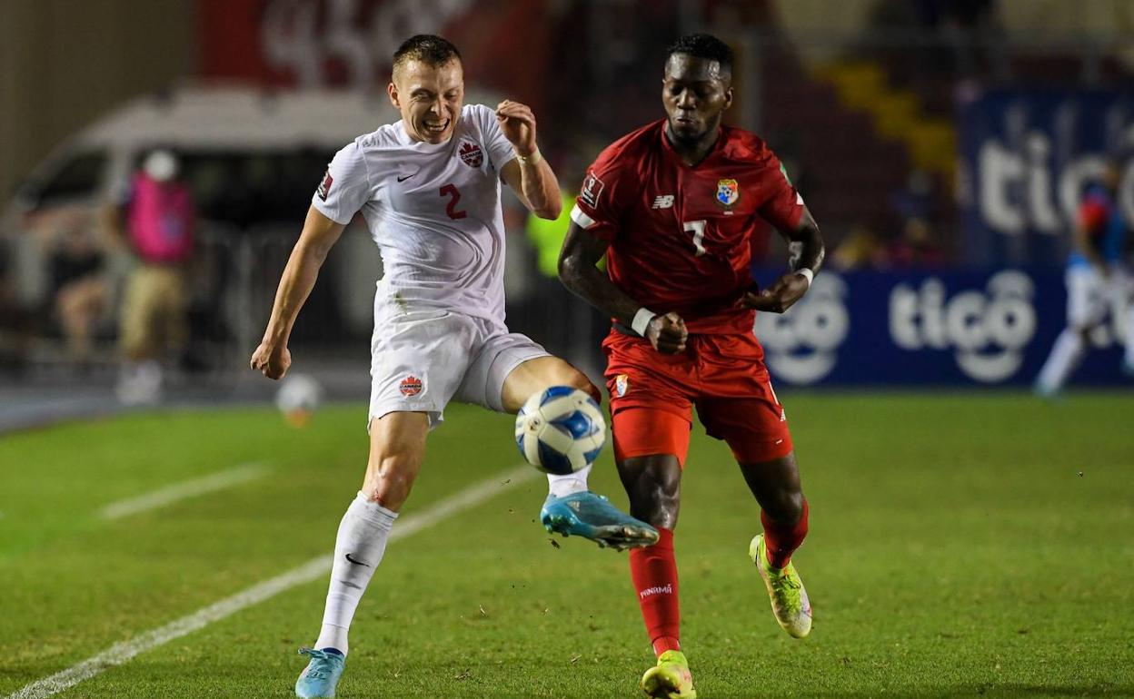 Puma Rodríguez disputa un balón con el canadiense Johnston en el duelo entre Panamá y Canadá'