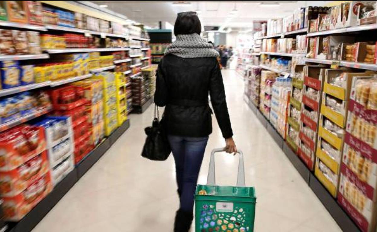 Una persona hace la compra en el supermercado.