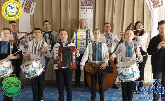 La agrupación ucraniana escuela Barvinok interpreta el himno de Asturias