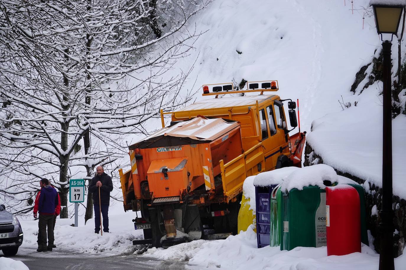 La llegada de la borrasca 'Ciril' ha devuelto el tiempo invernal a la región, con un notable descenso de las temperaturas y nieve en cotas bajas y abundantes chubascos en las ciudades asturianas