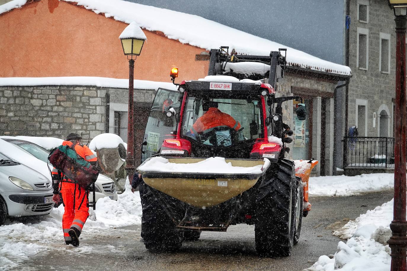 La llegada de la borrasca 'Ciril' ha devuelto el tiempo invernal a la región, con un notable descenso de las temperaturas y nieve en cotas bajas y abundantes chubascos en las ciudades asturianas