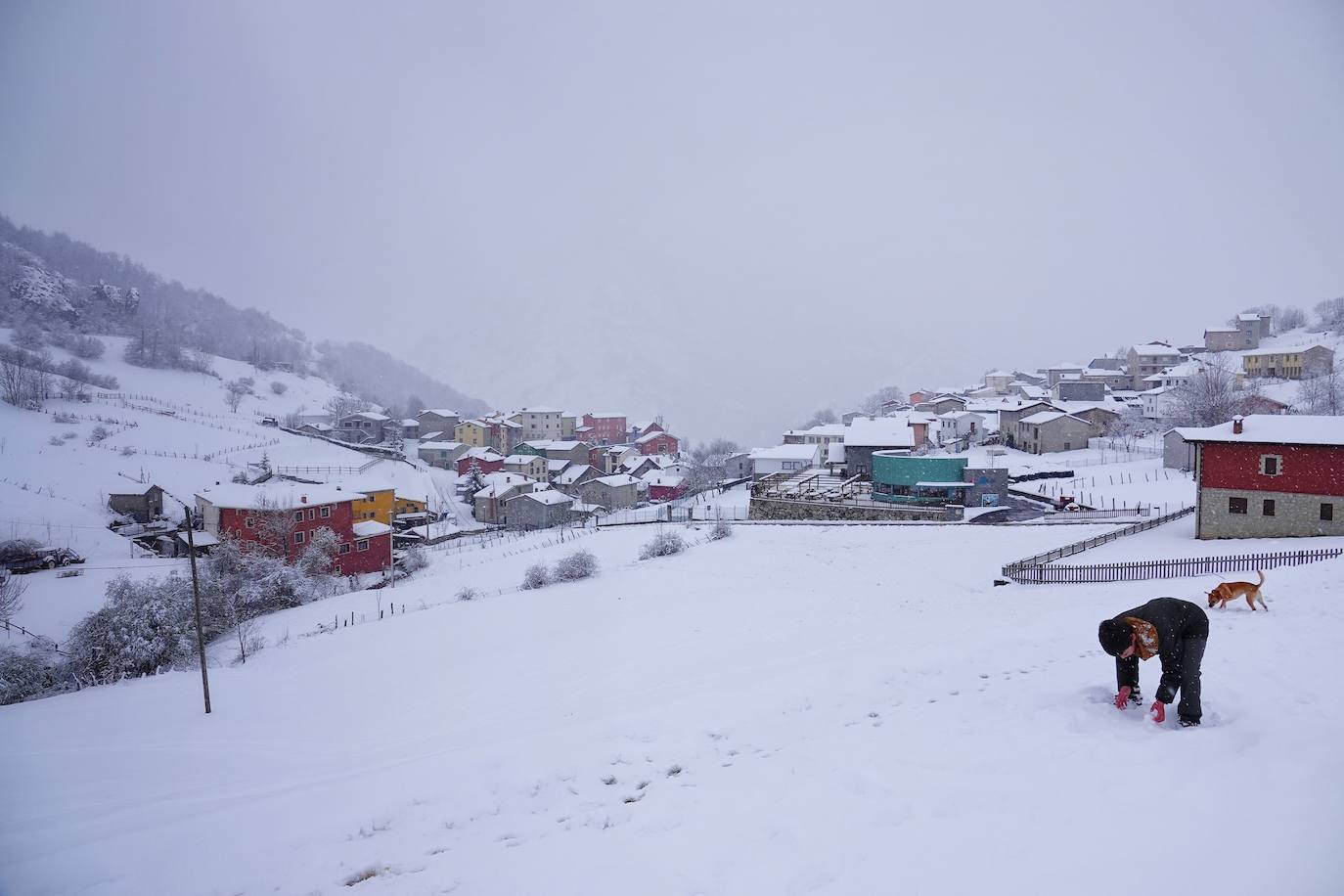 La llegada de la borrasca 'Ciril' ha devuelto el tiempo invernal a la región, con un notable descenso de las temperaturas y nieve en cotas bajas y abundantes chubascos en las ciudades asturianas